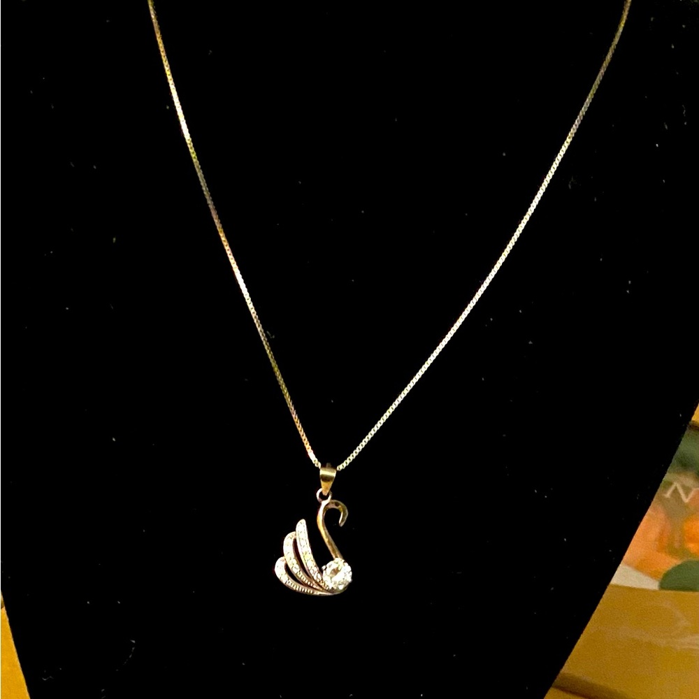 Pretty Swan Necklace